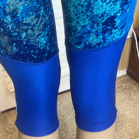 Athleta Splatter Be Free Knicker Capri Yoga Athletic Active Leggings XS VGC - Picture 7 of 11